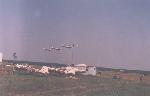 Три самолета Як-52 при заходе на посадку.